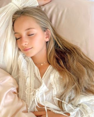 ✨Lifting přes noc – bez injekcí✨ Hedvábný polštář podporuje noční regeneraci a udržuje Vaši pleť hladkou a vláčnou. Ráno...